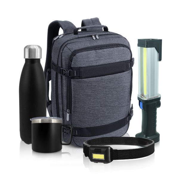 סט הכולל: 
תיק גב רב תאים עם נפח גדול +
פנס יד גדול FORCELIGHT עוצמתי עם מגנט הדבקה +
פנס ראש מקצועי FORCELIGHT +
בקבוק נירוסטה תרמי 750ML +
כוס נירוסטה תרמית עם ידית 350ML. 